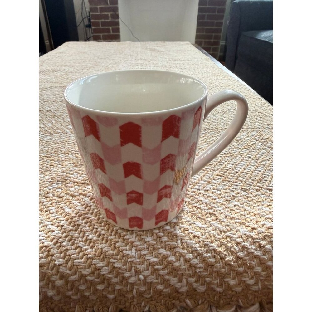 Arrow design pink white mug